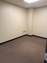 102 W 3rd St, Winston-Salem, NC for lease Lobby- Image 2 of 7