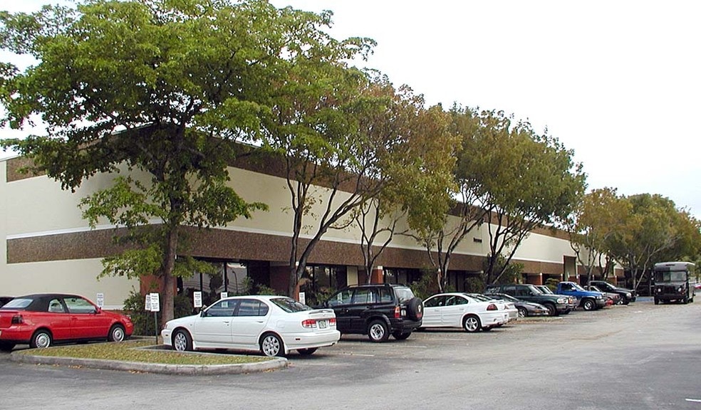 3101-3129 N 29th Ave, Hollywood, FL à louer - Photo du bâtiment - Image 3 de 5