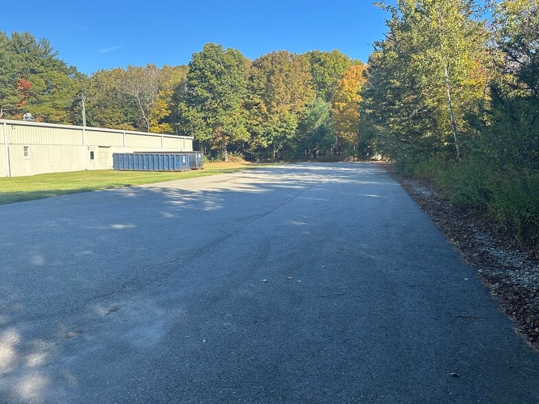 24 Doring Dr, Killingly, CT à louer - Photo du bâtiment - Image 3 de 4