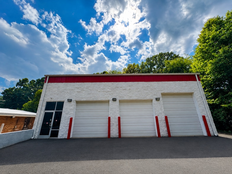 8214 Moores Chapel Rd, Charlotte, NC for lease - Building Photo - Image 1 of 3