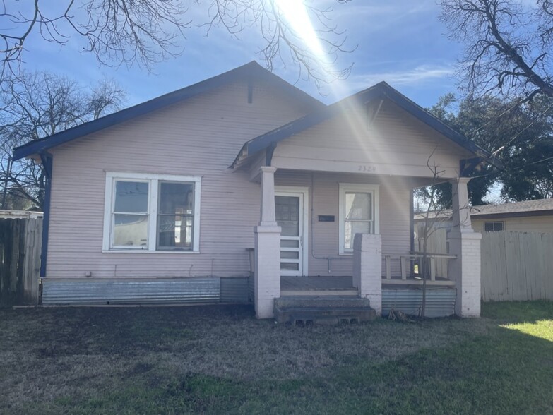 2329 E Cesar Chavez St, Austin, TX for lease - Primary Photo - Image 1 of 1