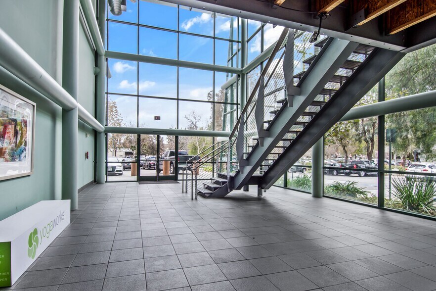 2475 Townsgate Rd, Westlake Village, CA à louer - Photo intérieure - Image 3 de 11