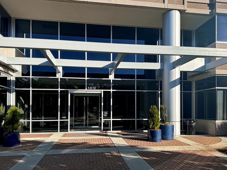 4819 Emperor Blvd, Durham, NC for lease - Building Photo - Image 3 of 12