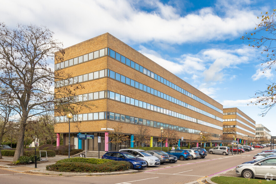 351-397 Midsummer Blvd, Milton Keynes for lease - Primary Photo - Image 1 of 4