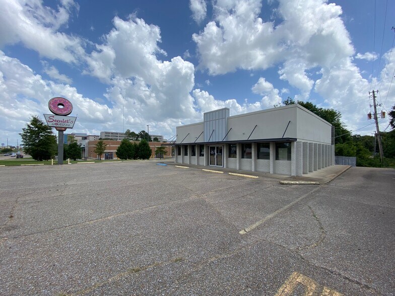 920 S Gloster St, Tupelo, MS à louer - Photo du bâtiment - Image 3 de 11