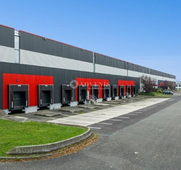 Industrial in Goussainville for lease - Building Photo - Image 2 of 9