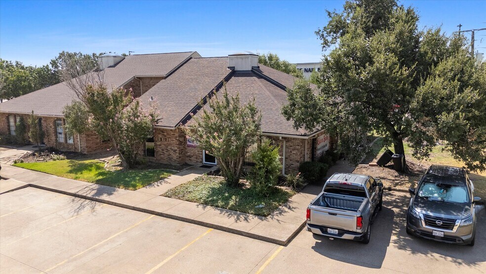 1055 W Pioneer Pky, Grand Prairie, TX for lease - Building Photo - Image 1 of 28