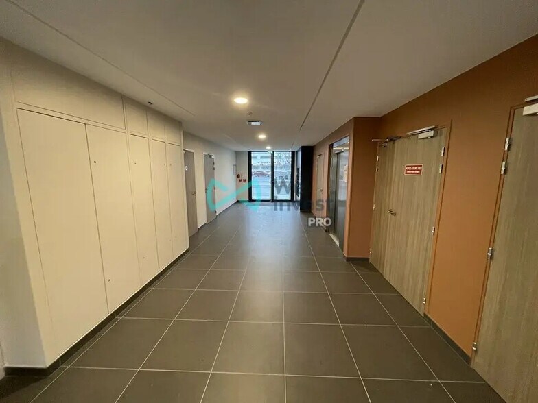 Bureau dans Bezannes à louer - Hall d’entrée - Image 3 de 5