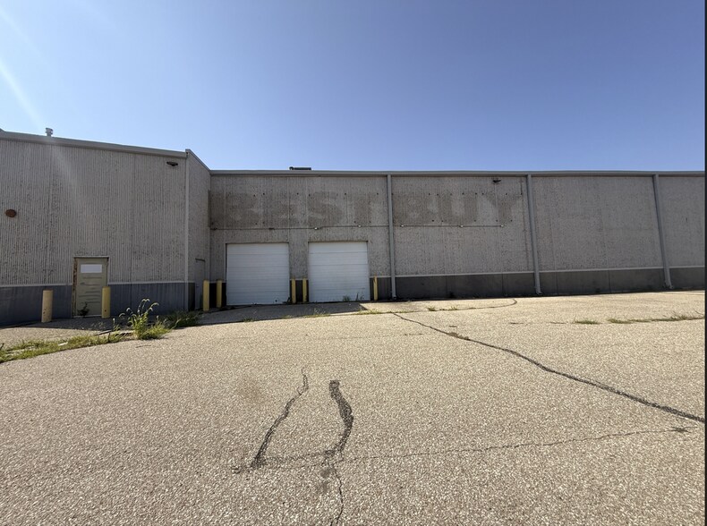 6610-6840 W Kellogg Dr, Wichita, KS à louer - Photo du bâtiment - Image 2 de 2