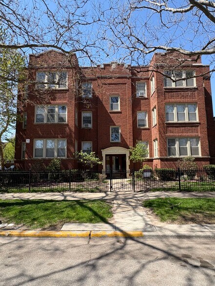 2432-2434 W Fargo Ave, Chicago, IL à vendre - Photo du bâtiment - Image 1 de 17