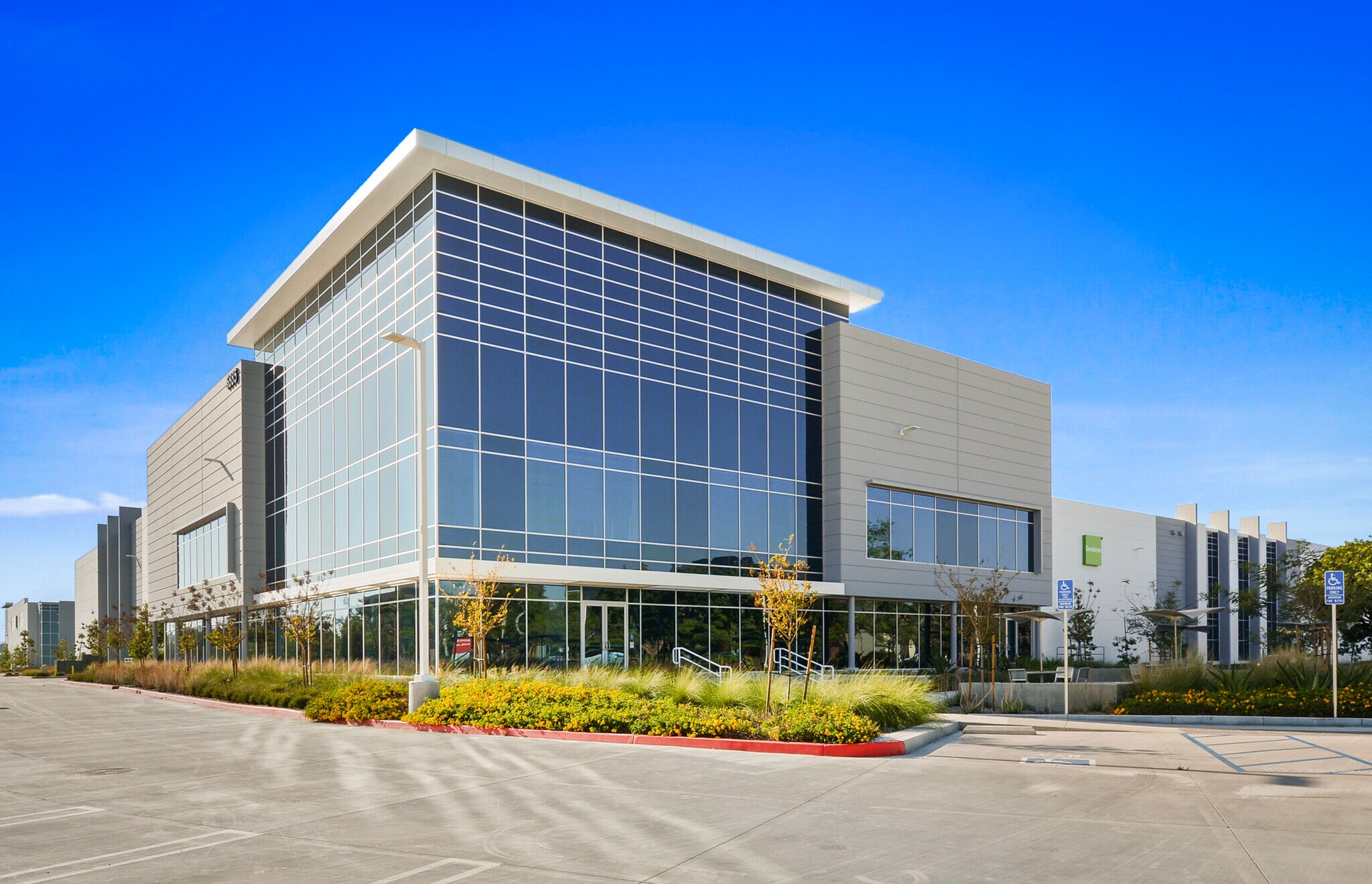 5757 Plaza Dr, Cypress, CA à louer Photo du bâtiment- Image 1 de 1