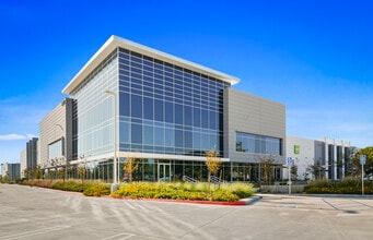 5757 Plaza Dr, Cypress, CA à louer Photo du bâtiment- Image 1 de 1