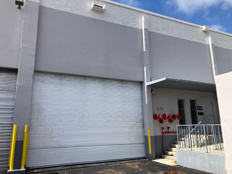 1700-1744 NW 82nd Ave, Doral, FL à louer - Photo du bâtiment - Image 3 de 3