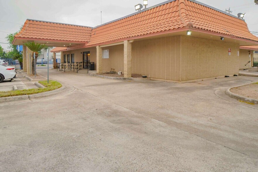 916 Houston St, Laredo, TX à louer - Photo du bâtiment - Image 2 de 9