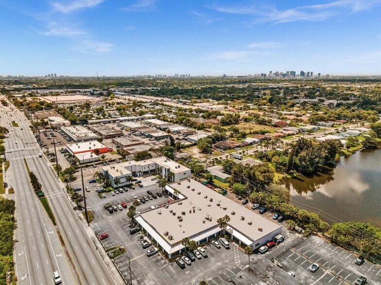 2450-2556 W Oakland Park Blvd, Oakland Park, FL à vendre - Photo du bâtiment - Image 3 de 19