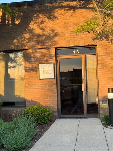 4260 Westbrook Dr, Aurora, IL à louer - Photo du bâtiment - Image 2 de 11