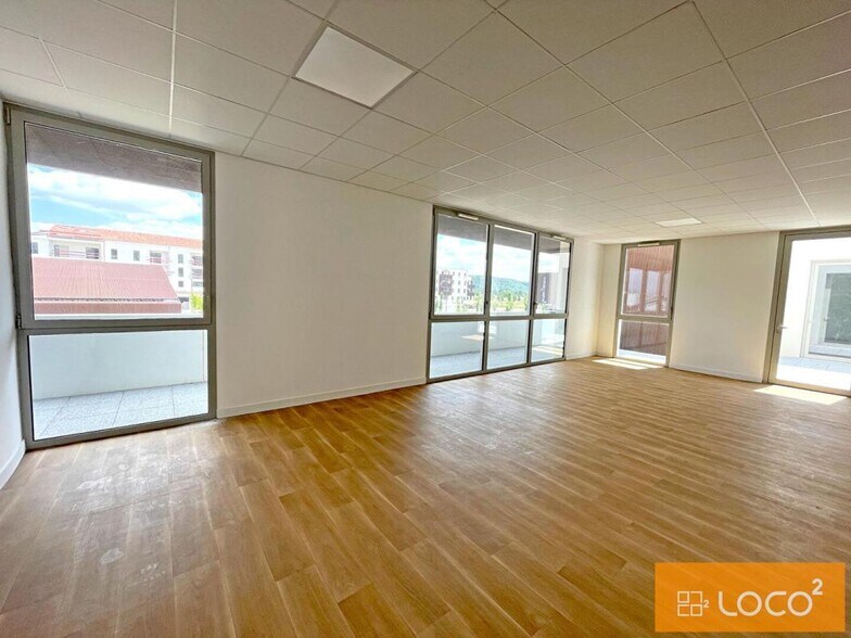 226 Avenue Des Pyrénées, Muret for sale - Interior Photo - Image 1 of 16