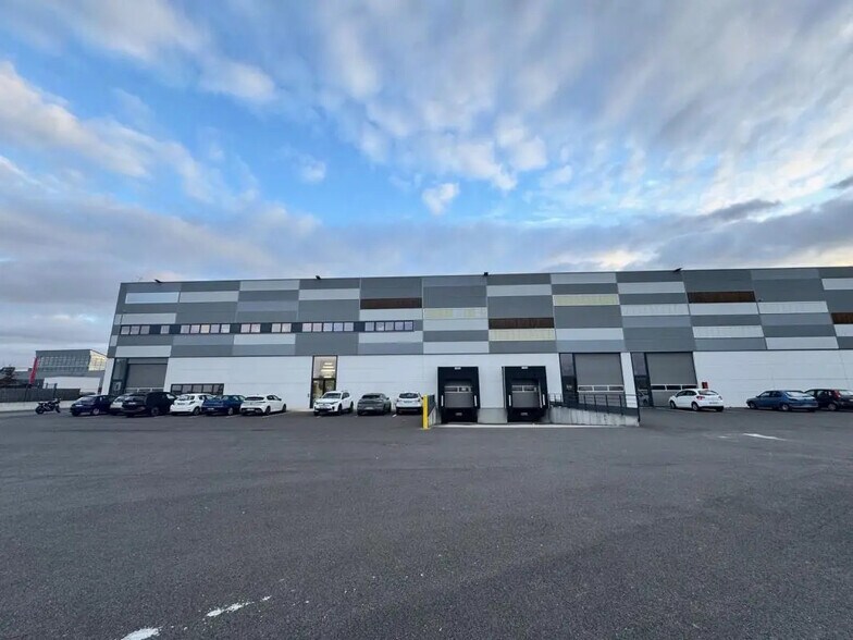 Office in Neuville-sur-Oise for lease - Building Photo - Image 2 of 13