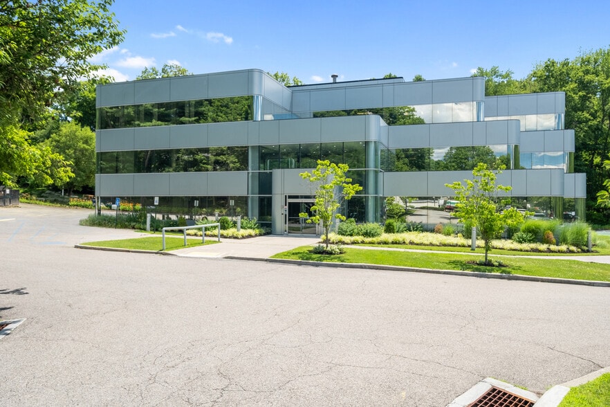 118 N Bedford Rd, Mount Kisco, NY for lease - Building Photo - Image 1 of 10