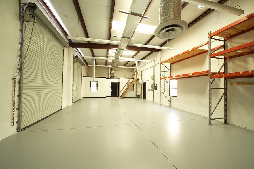 3335-3353 118th Ave N, Saint Petersburg, FL à louer - Photo intérieure - Image 2 de 4