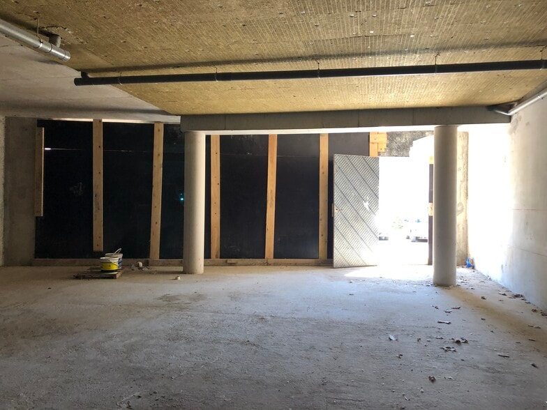 Retail in Brignoles for lease - Building Photo - Image 3 of 3