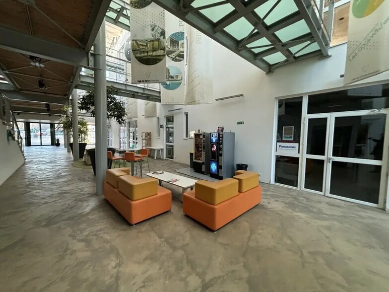 Office in Saint-Priest for sale - Building Photo - Image 3 of 12