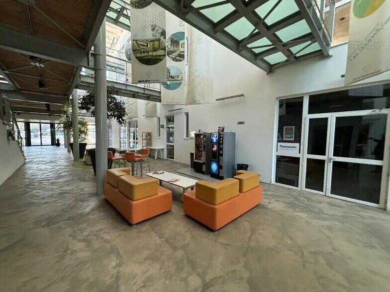 Bureau dans Saint-Priest à vendre - Photo du bâtiment - Image 3 de 12