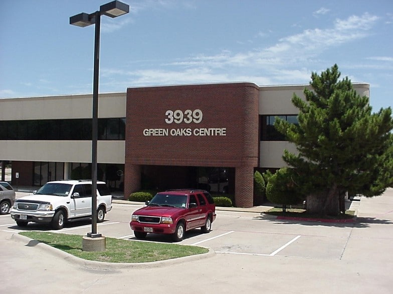 3939 W Green Oaks Blvd, Arlington, TX for lease - Building Photo - Image 1 of 1