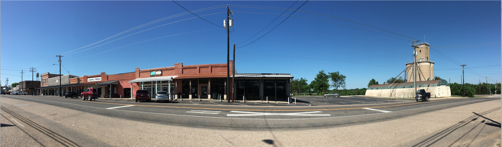 108 W McCart St, Krum, TX for sale - Building Photo - Image 3 of 5