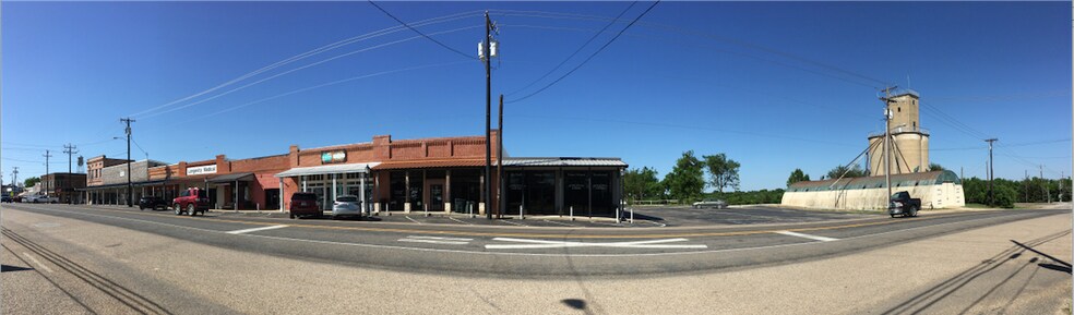 108 W McCart St, Krum, TX à vendre - Photo du bâtiment - Image 3 de 13