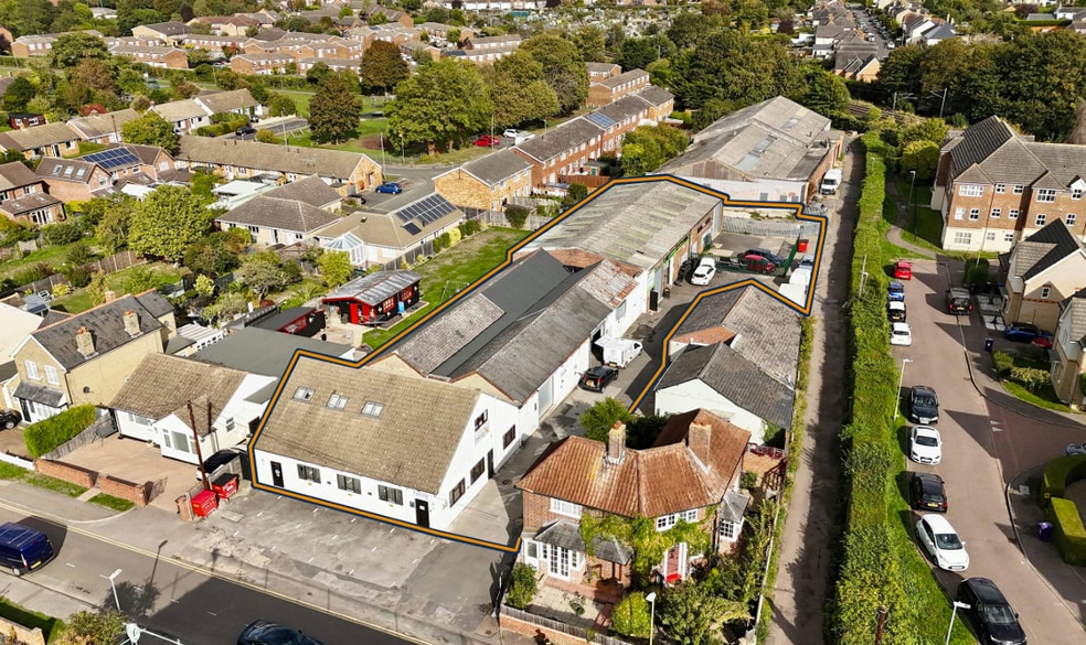 11 Lower Gower Rd, Royston for sale - Primary Photo - Image 1 of 1