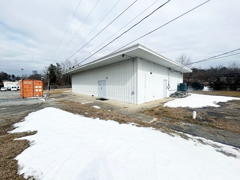 802 S Grove St, Hendersonville, NC à louer - Photo du bâtiment - Image 3 de 8