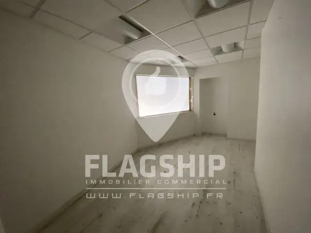 Retail in Suresnes for lease - Interior Photo - Image 3 of 4