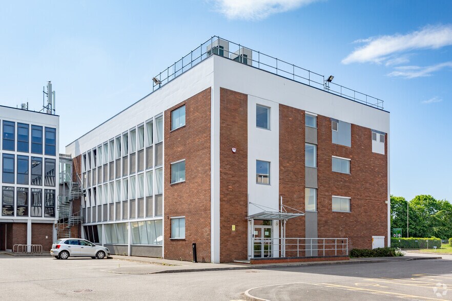 Corinium Ave, Gloucester à louer - Photo du bâtiment - Image 2 de 2