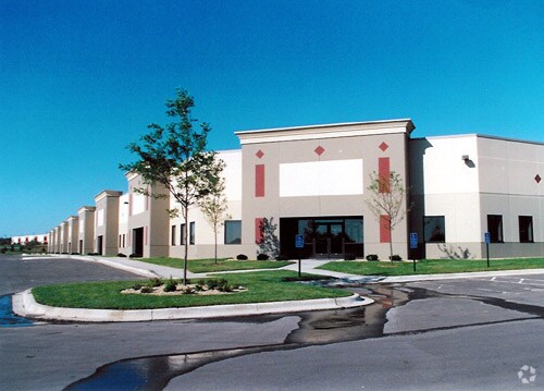 7920-8030 Century Blvd, Chanhassen, MN à louer - Photo du bâtiment - Image 2 de 10