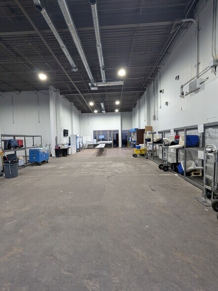 3021 W Harrison St, Chicago, IL à louer - Photo du bâtiment - Image 3 de 9