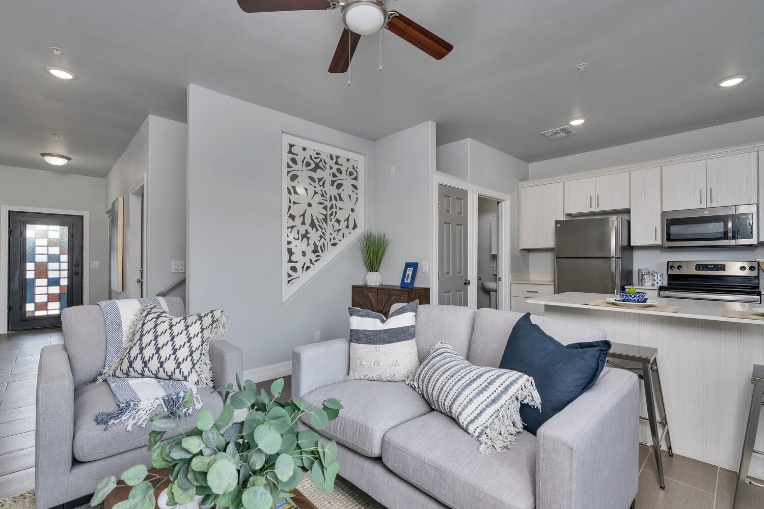 2826 E Karen Dr, Phoenix, AZ for sale Interior Photo- Image 1 of 11
