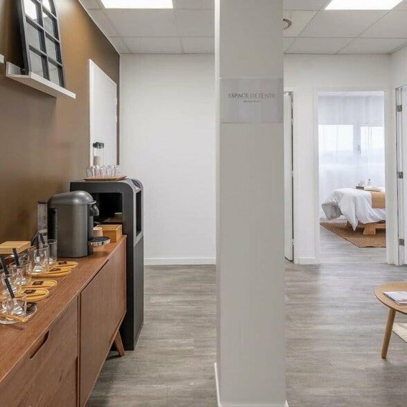 Office in Aix-en-Provence for lease - Interior Photo - Image 2 of 12