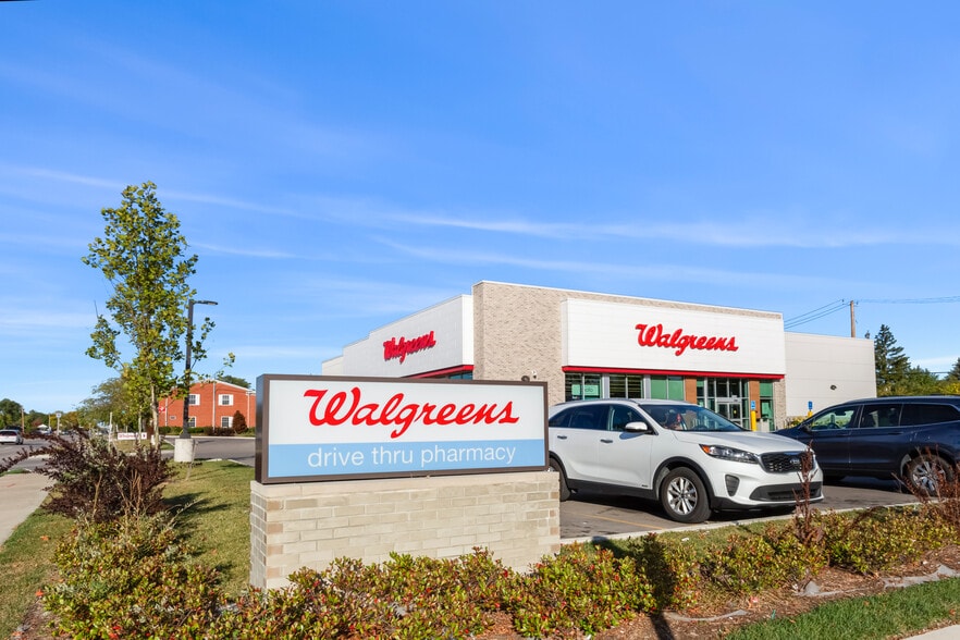 15840 W 12 Mile Rd, Southfield, MI for sale - Building Photo - Image 1 of 8