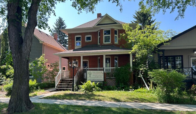 Plus de détails pour 9853 90 Av NW, Edmonton, AB - Bureau à vendre