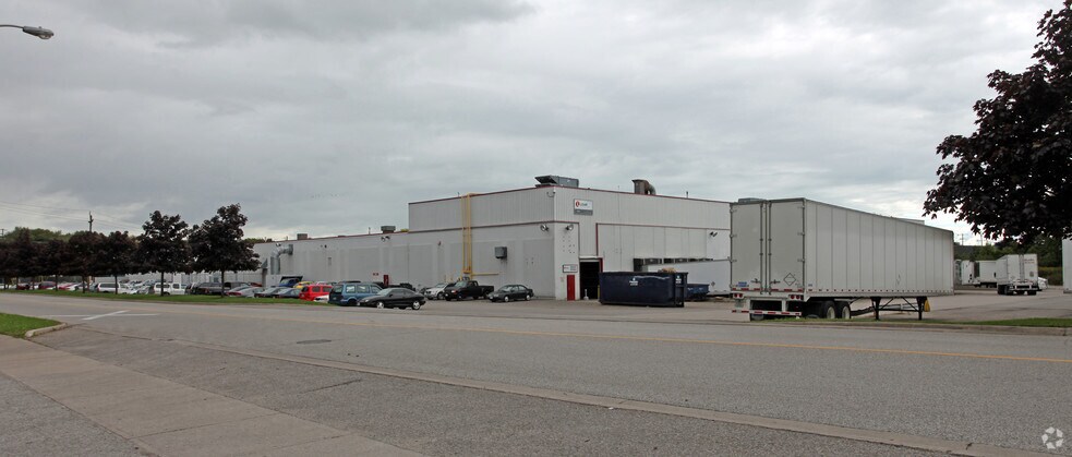 660 Monarch Ave, Ajax, ON à louer - Photo du bâtiment - Image 2 de 3