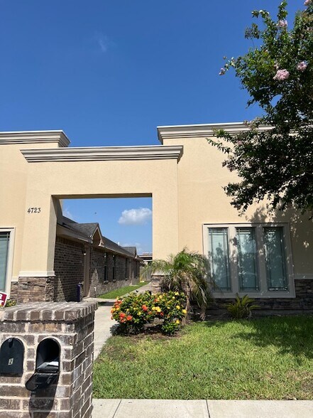Three 4 Plexs at Santa Lucia Subdivision portfolio of 3 properties for sale on LoopNet.ca - Building Photo - Image 3 of 10