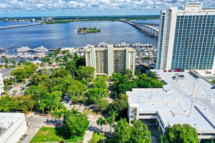 2424 Edwards Dr, Fort Myers, FL à vendre - Photo du bâtiment - Image 2 de 4