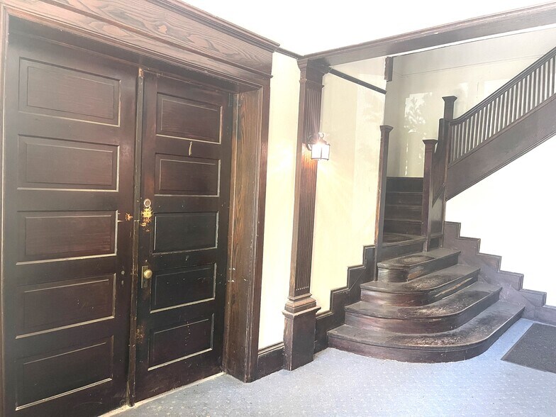 506 E Seneca St, Ithaca, NY à vendre - Photo du bâtiment - Image 2 de 10