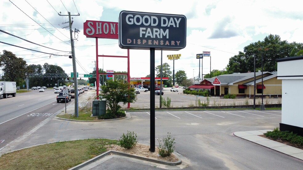 Retail Opportunity portefeuille de 2 propriétés à vendre sur LoopNet.ca - Photo du bâtiment - Image 2 de 5