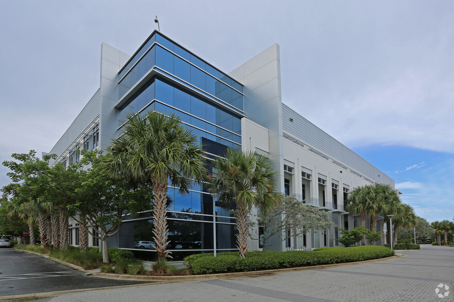 1825 NW Corporate Blvd, Boca Raton, FL for lease - Primary Photo - Image 1 of 16