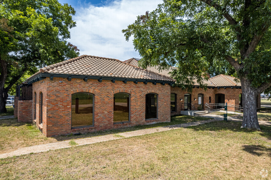 2323 N Walton Walker Blvd, Dallas, TX for lease - Building Photo - Image 1 of 23