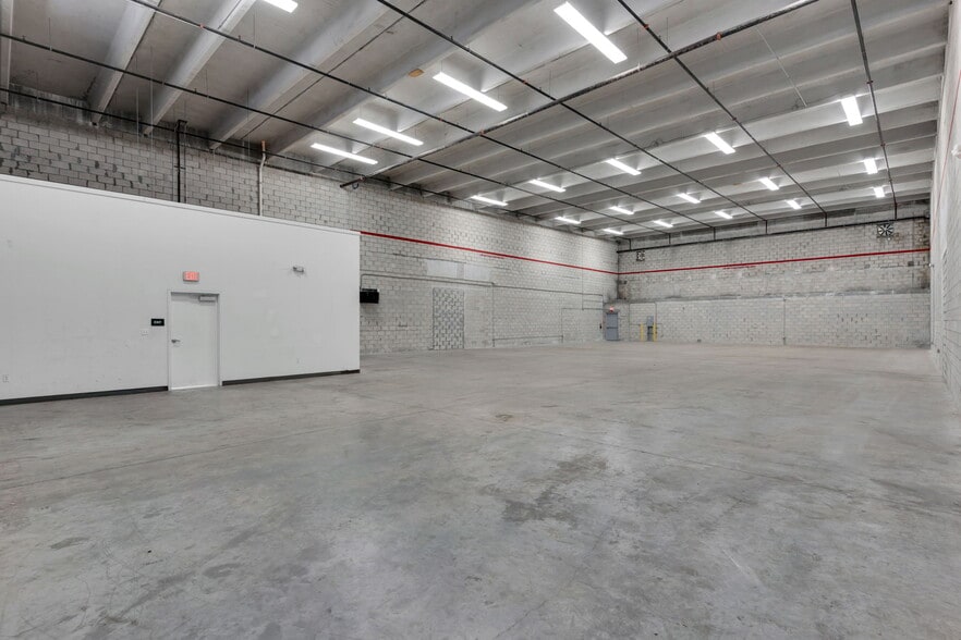 7900-7930 NW 71st St, Miami, FL for lease - Interior Photo - Image 2 of 32
