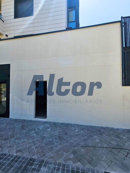 Commerce de détail dans Madrid, Madrid à louer - Photo du bâtiment - Image 2 de 11