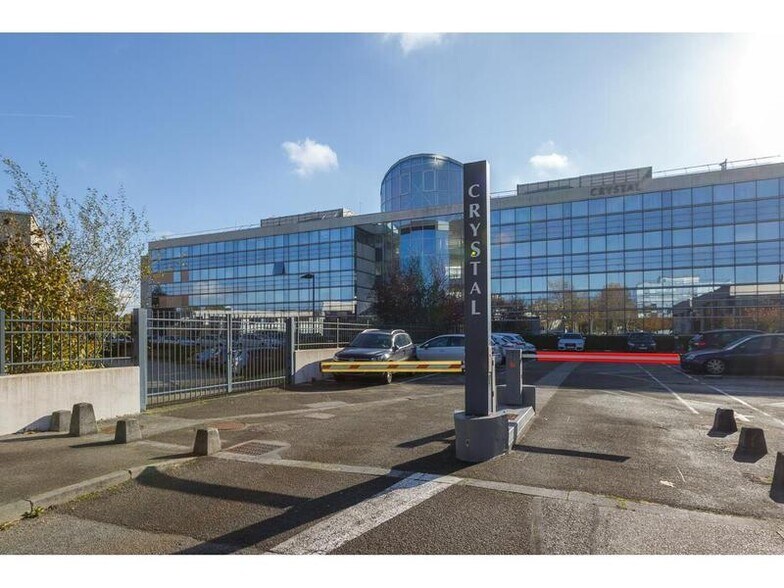 Office in Guyancourt for lease - Building Photo - Image 2 of 8